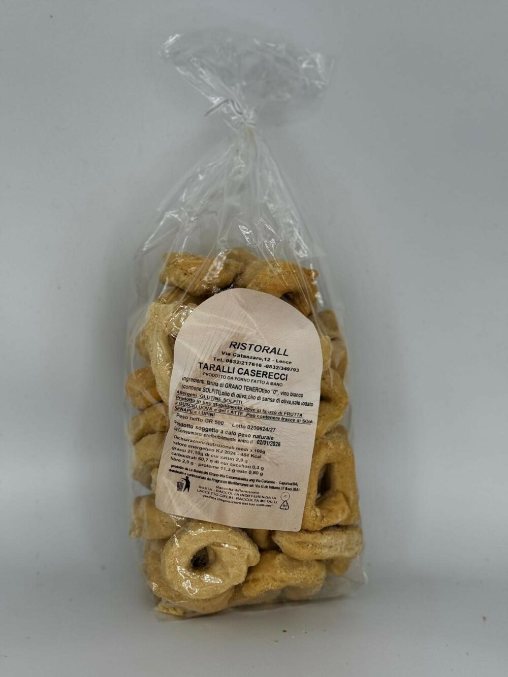 Taralli Caserecci - 500g (Fatti a Mano) Assapora la tradizione pugliese con i nostri Taralli Caserecci fatti a mano, preparati con ingredienti di alta qualità e cotti al forno per un gusto autentico e una consistenza croccante. Perfetti come snack da soli o per accompagnare aperitivi e piatti salati, questi taralli artigianali sono realizzati con farina di grano tenero, vino bianco e olio extravergine di oliva. Caratteristiche: Peso netto: 500g Prodotto artigianale, fatto a mano Senza latte né conservanti Ideali per snack, aperitivi e momenti di gusto Ingredienti: Farina di grano tenero, vino bianco, olio extravergine di oliva, olio di semi di girasole, sale, lievito.